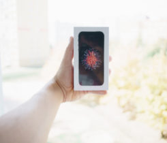 IPHONE SE//NEROZBALENÝ