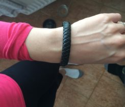 Dámský náramek a nabiječka.