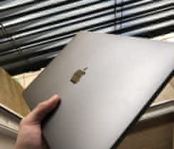 MacBook Pro 256gb ssd 9 měs. starý TOP