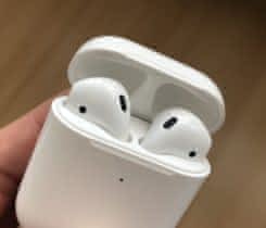 Apple AirPods 2 s bezdrátovým nabíjením