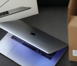 Macbook pro 15" retina s touchbar 2017