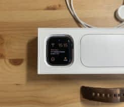 Apple Watch series 4 s příslušenstvím