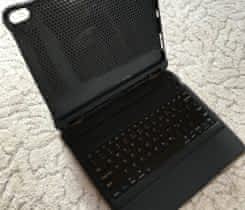 Klávesnice vložená do předozadního obalu