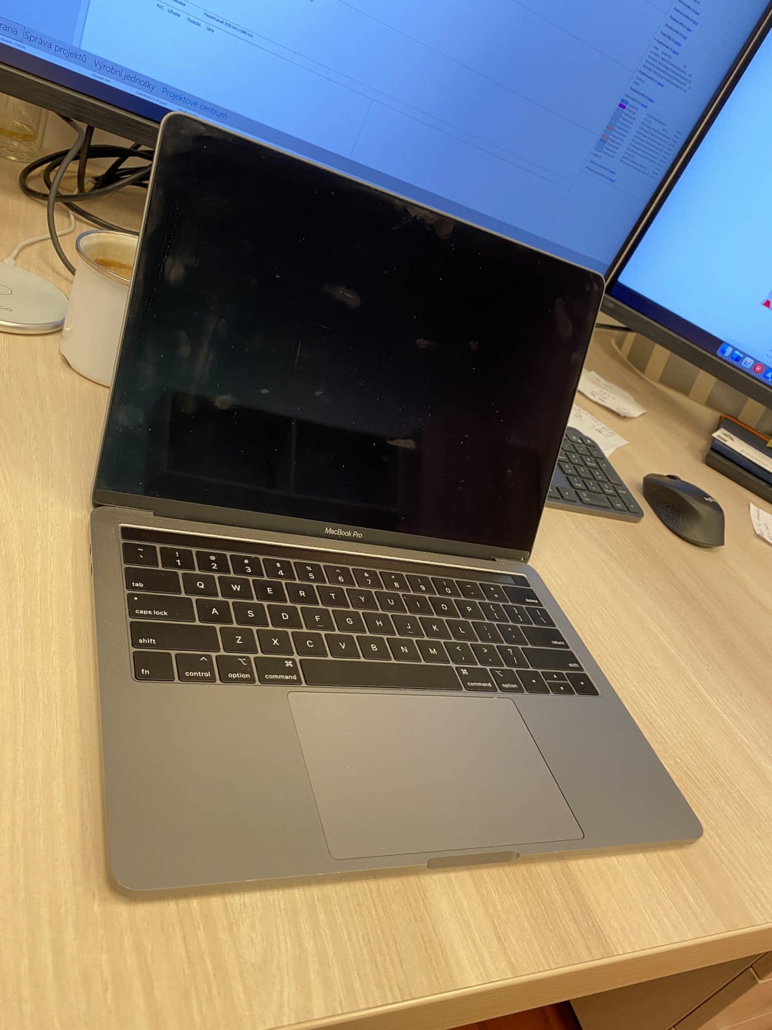 prod-m-macbook-pro-touchbar-2019-256gb-za-15-890-czk-8-2022-apple