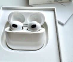 AirPods 3, s megsafe nabíjecím pouzdrem.