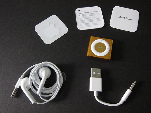 103304-4gen_ipod_shuffle_unbox_2