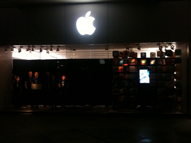 apple store night 4485707433_6a2f2f71eb_z