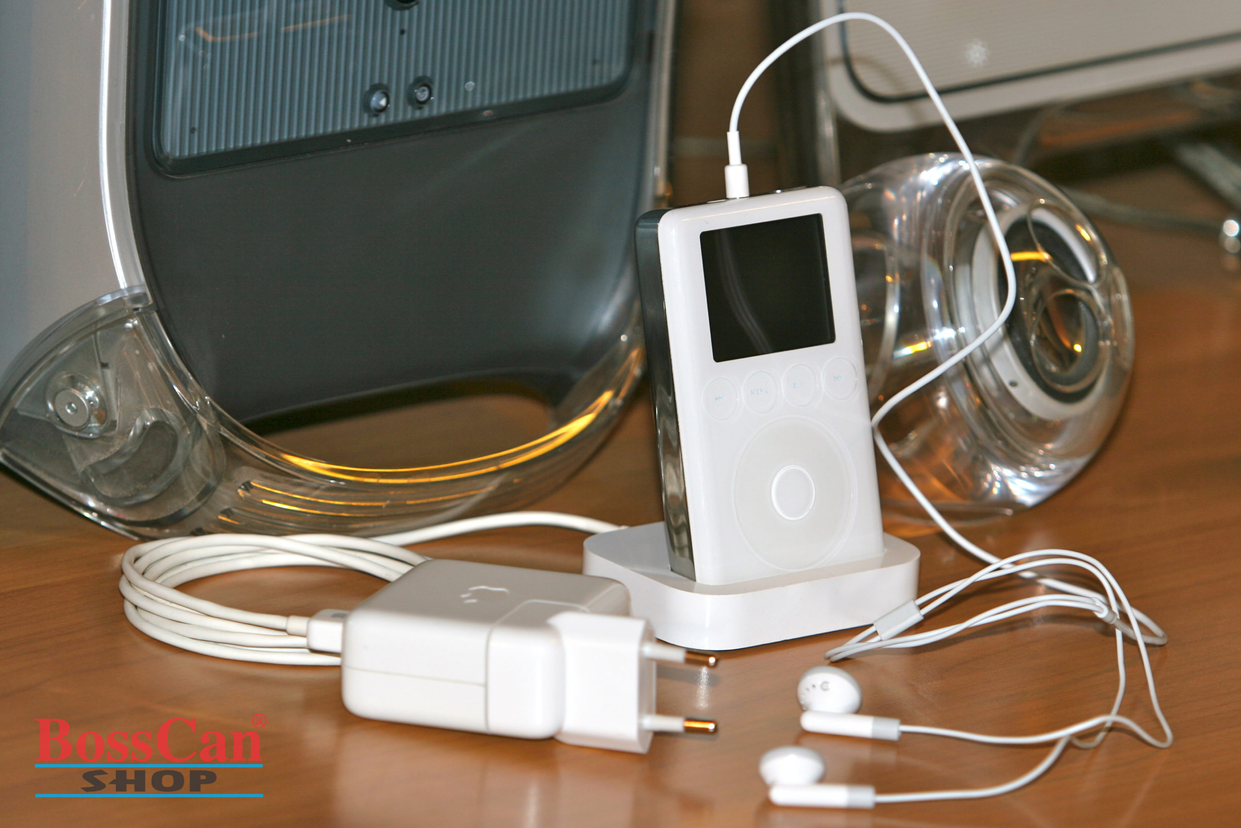 Apple iPod 3 - v doku s nabíječkou FireWire a sluchátky