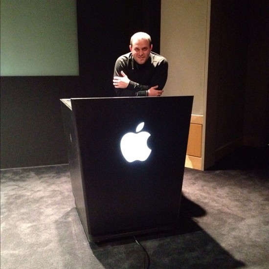 apple podium 550x550