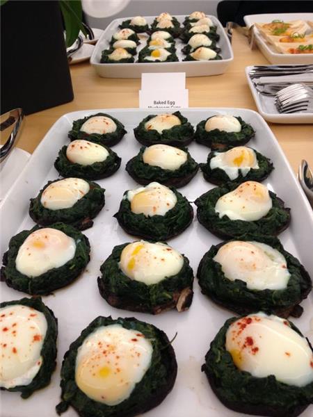 baked eggs spinach dish