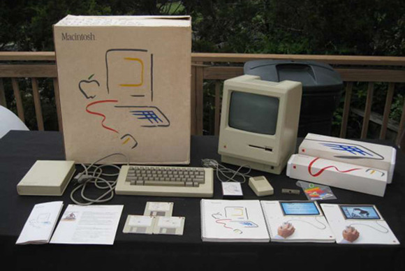 Macintosh_128K_unboxing