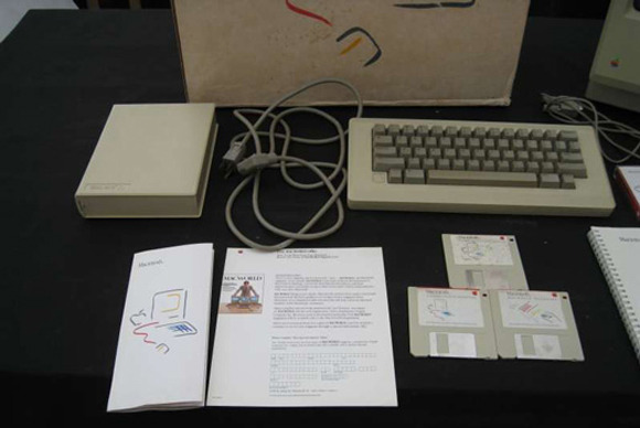 Macintosh_128K_unboxing