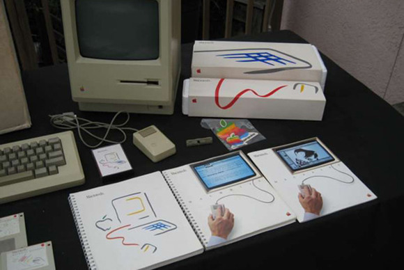 Macintosh_128K_unboxing