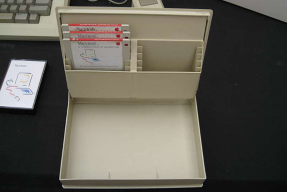 Macintosh_128K_unboxing