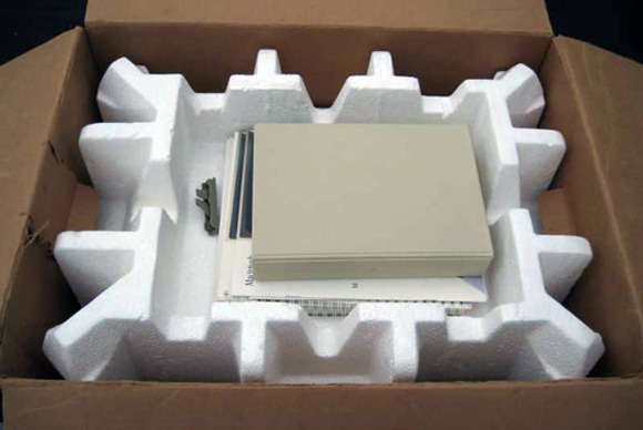 Macintosh_128K_unboxing