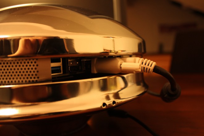 metallic device with cable