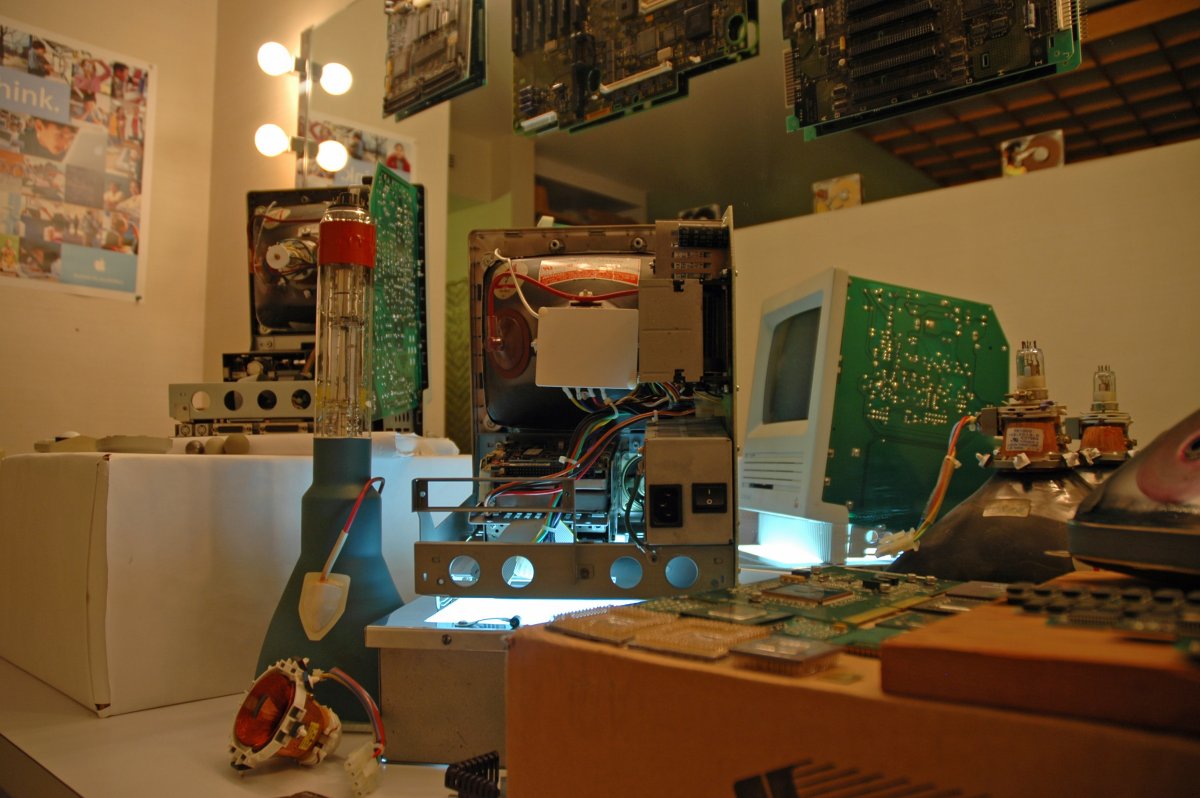 the-open-exhibit-shows-off-what-it-looks-like-inside-apples-compact-mac-form-factor-here-you-can-see-the-internals-of-a-mac-se-apple-ii-and-apple-iigs