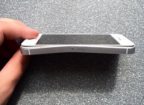 Takto dopadol iPhone 5S po havarii, pri ktorej svojmu majiteľovi zachránil život! - svetapple.sk