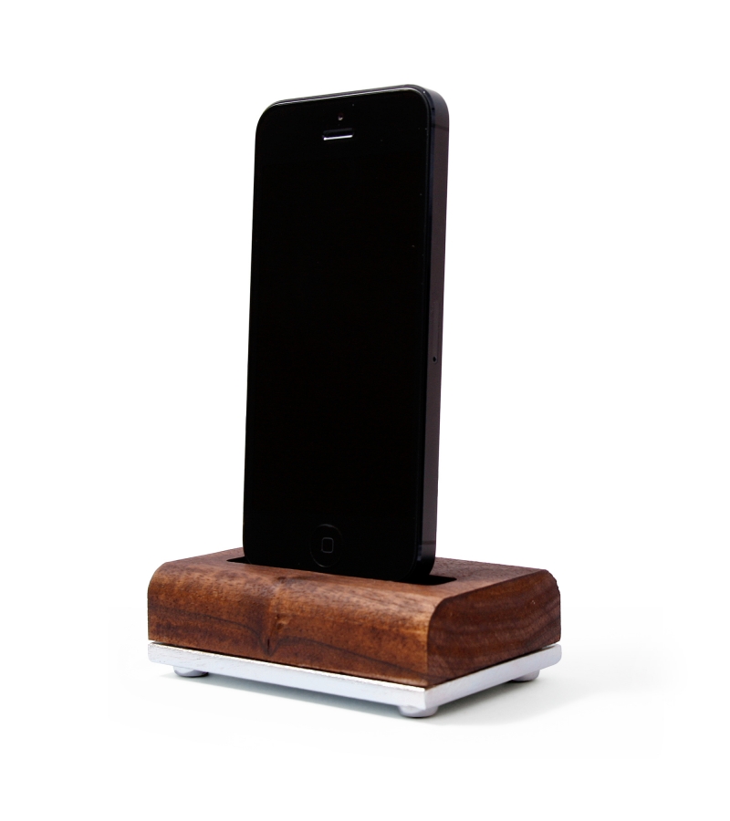 orechovy-dock-pro-iphone