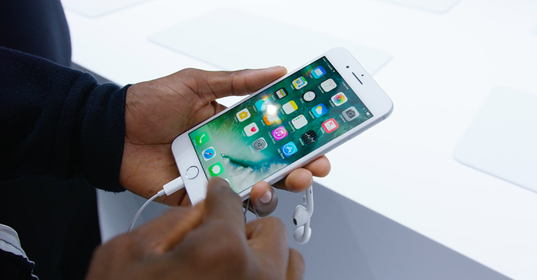 iphone-7-lightning-earpods-fb iphone-7-lightning-earpods-fb