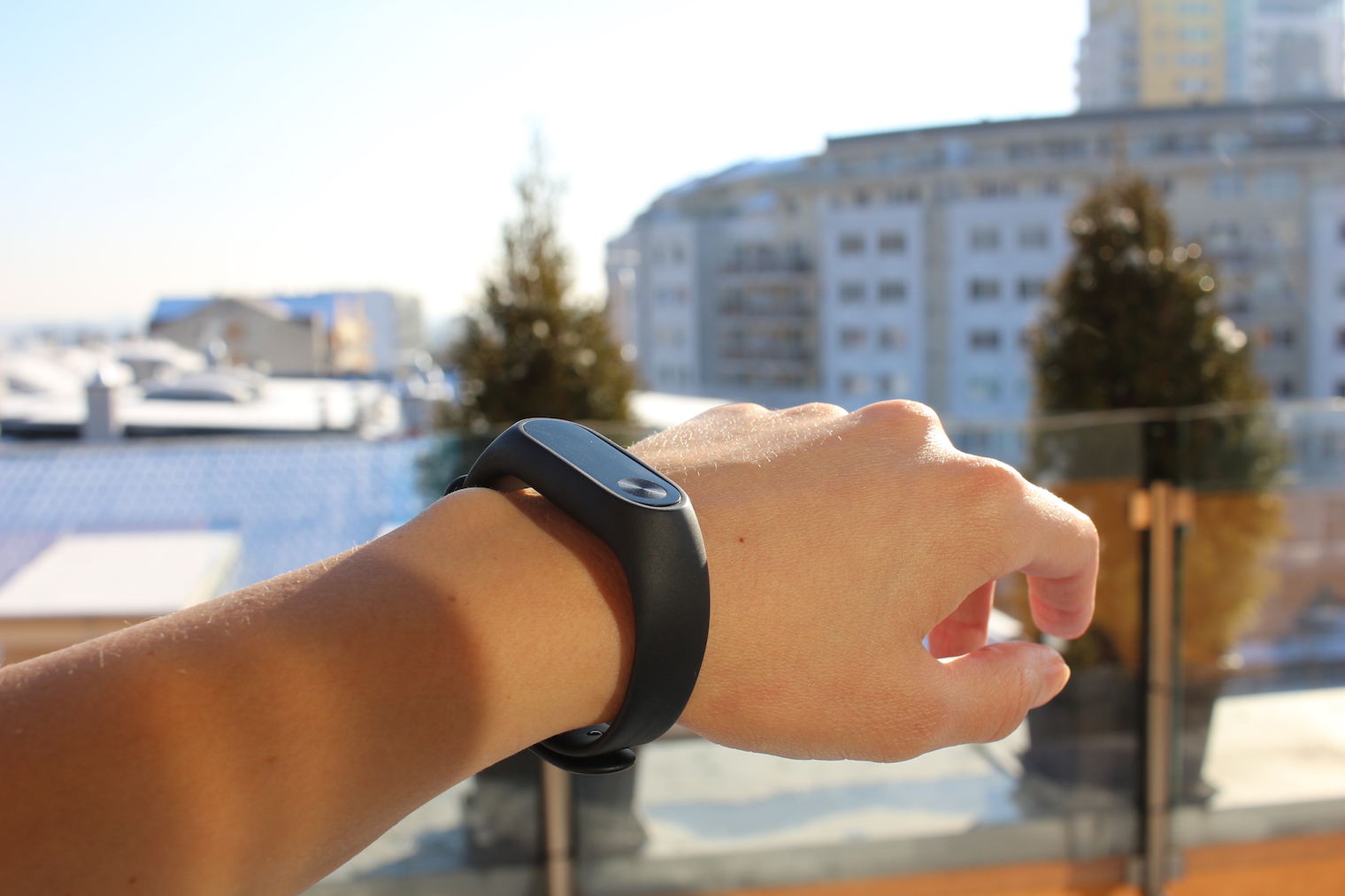 mi band on wrist outdoor