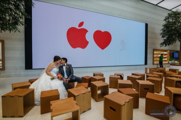 wedding couple kissing apple logo