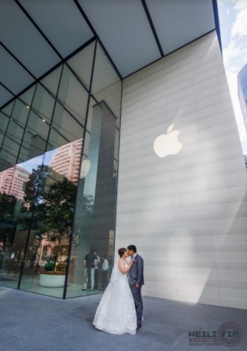wedding couple outside store