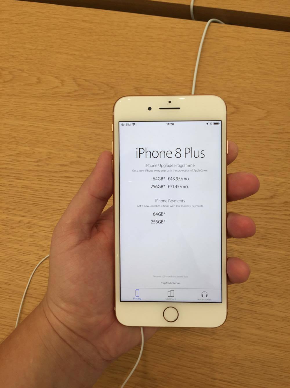 hand holding iphone 8 plus screen