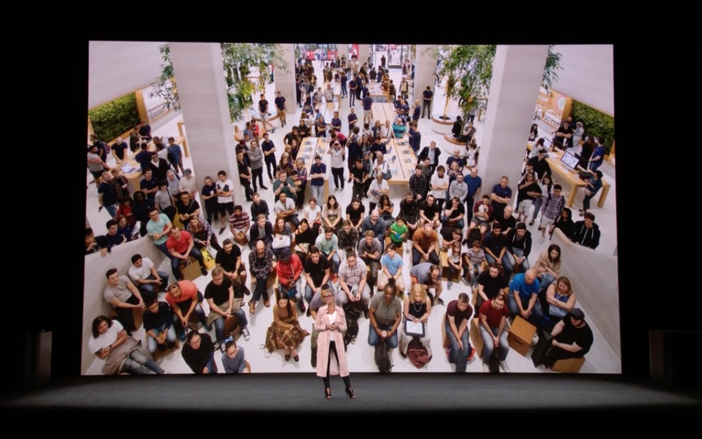 large audience in apple store