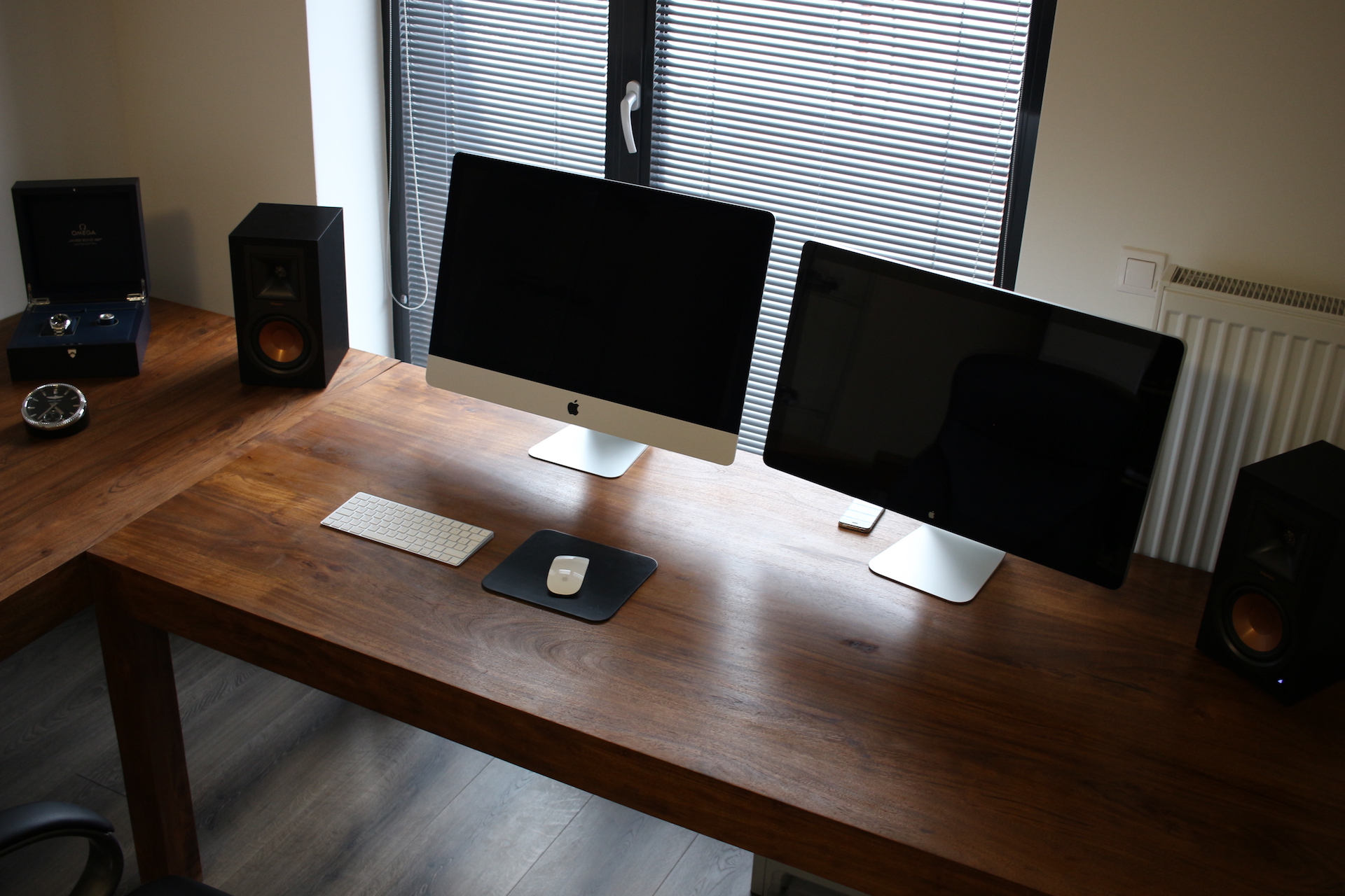 dual monitor desk setup