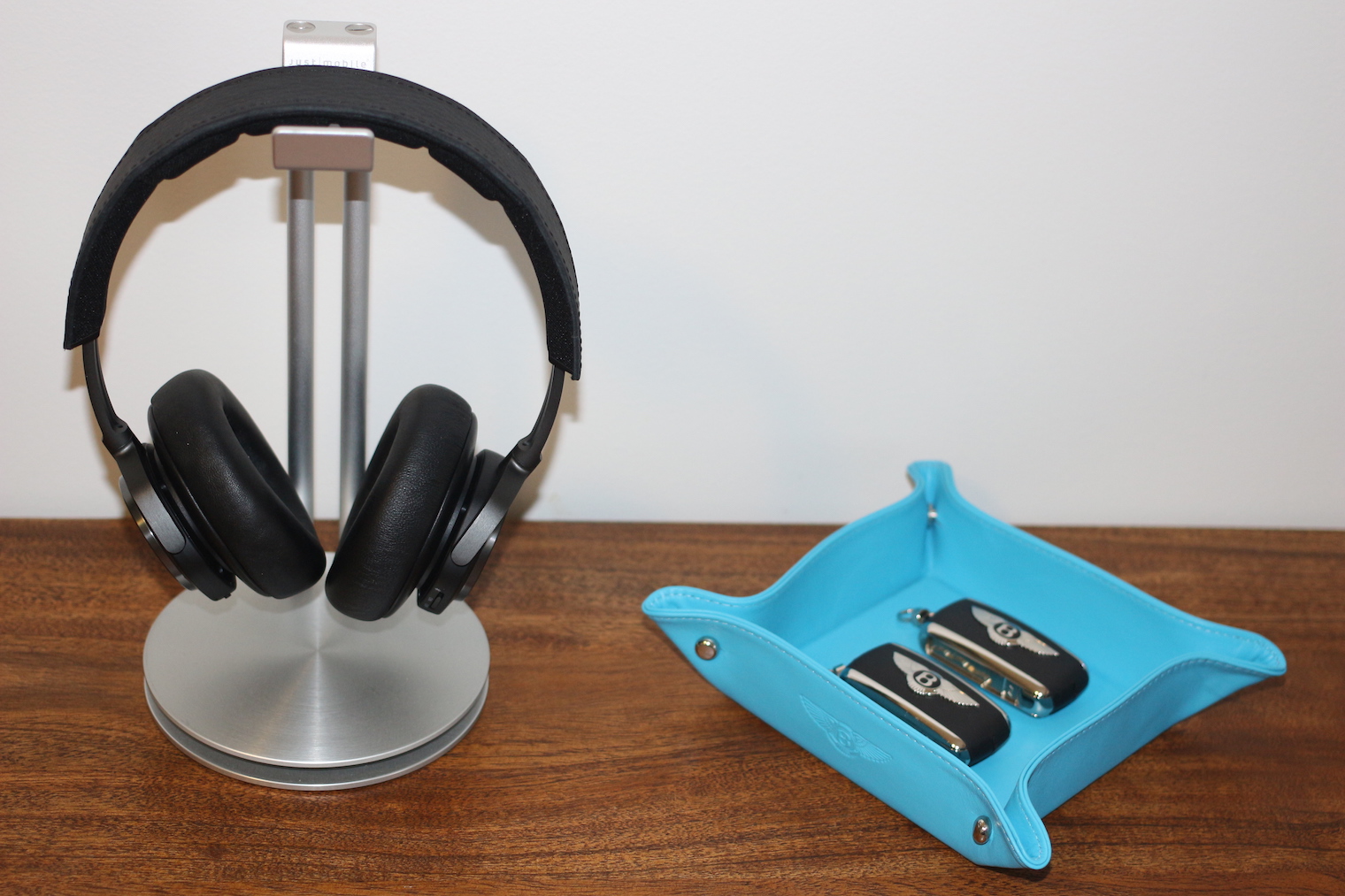 headphones on stand with key tray