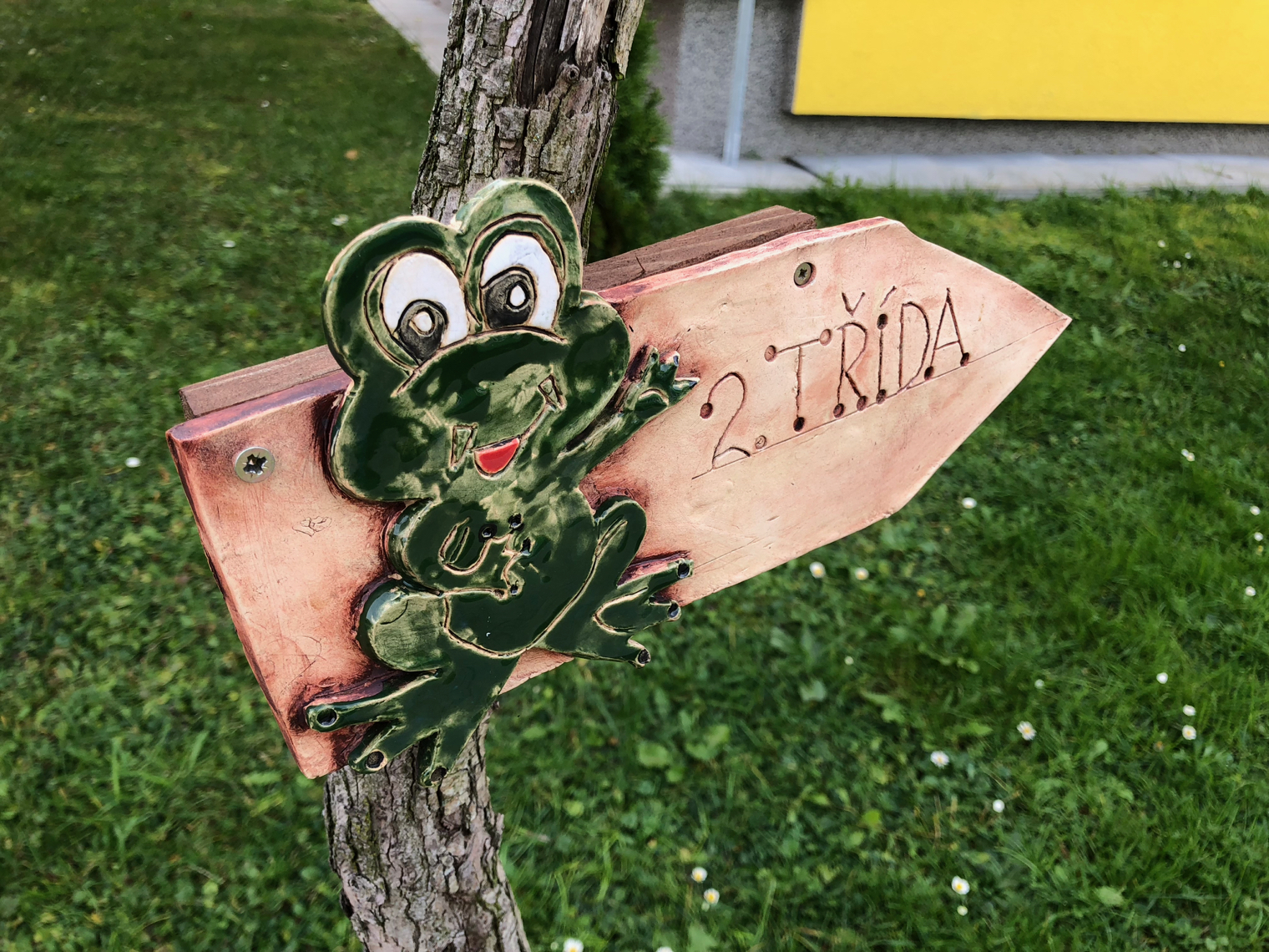 frog sign on tree