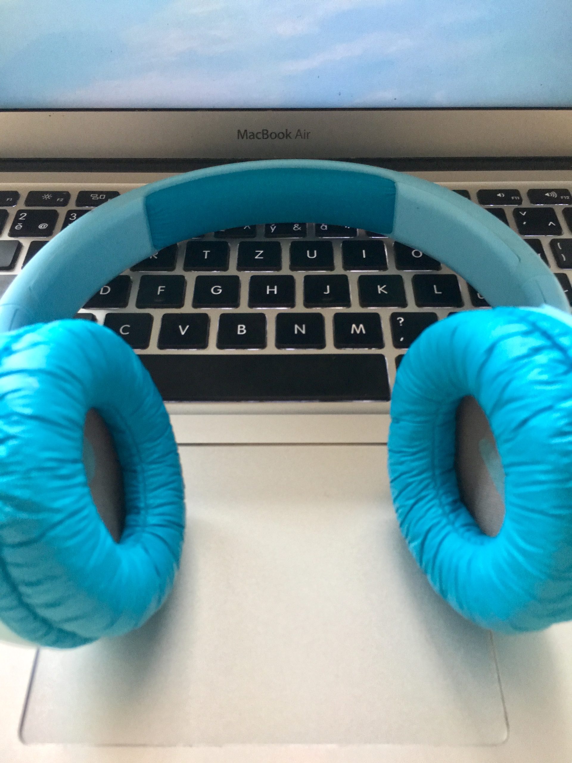 headphones on macbook
