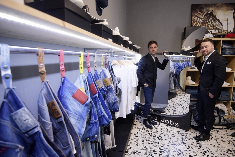 jeans display store