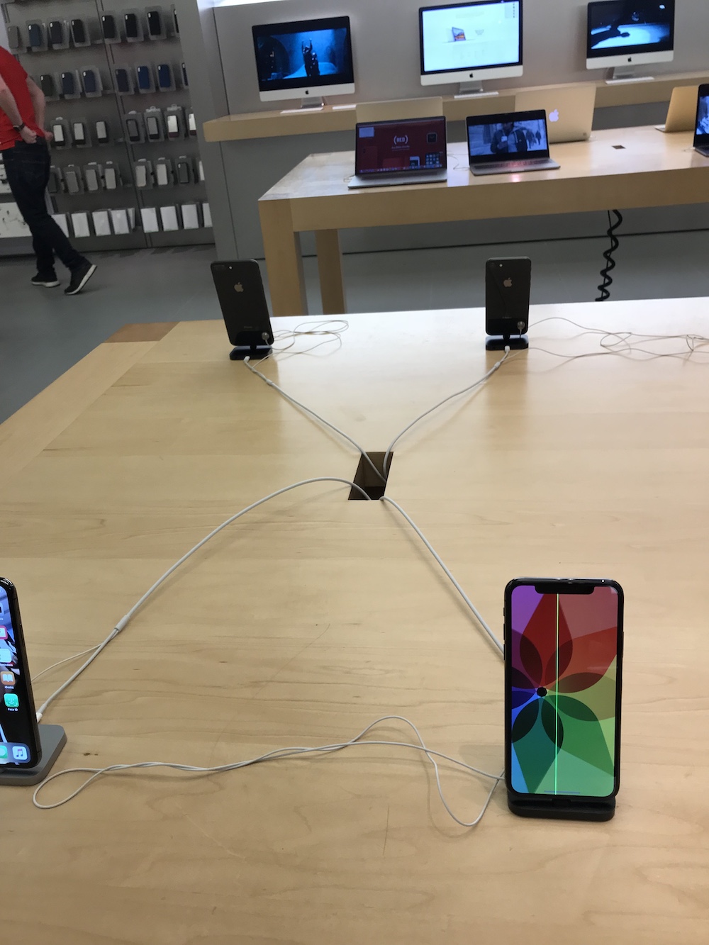iPhone X green line Apple Store 2 iPhone X green line Apple Store 2