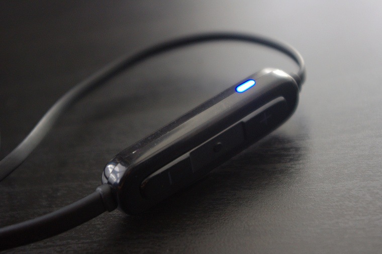 jbl earphones control light