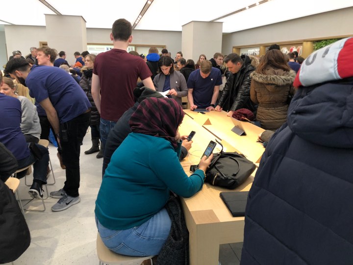 apple store crowd and devices