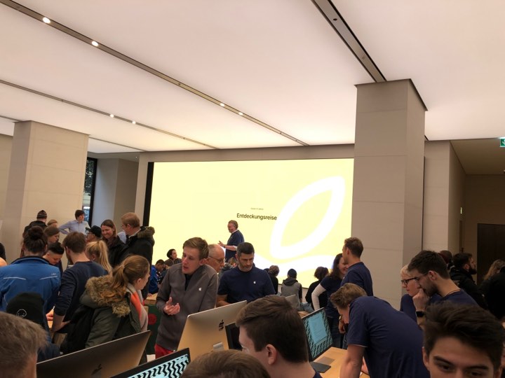 apple store crowd and screen