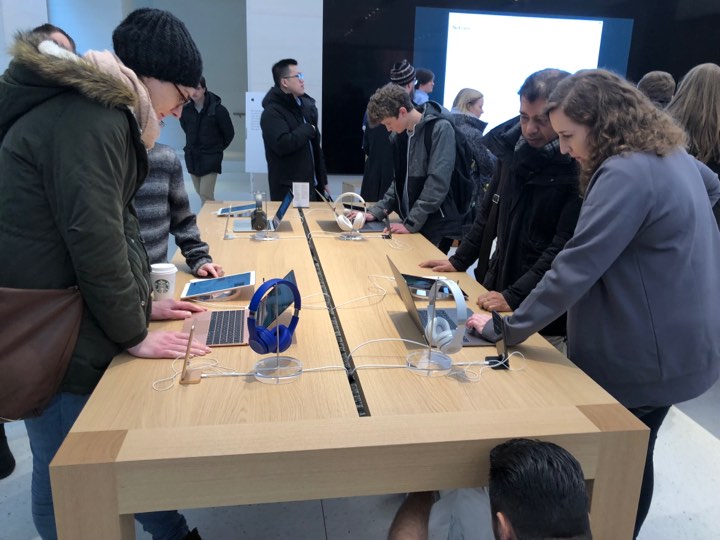 apple store interactive table