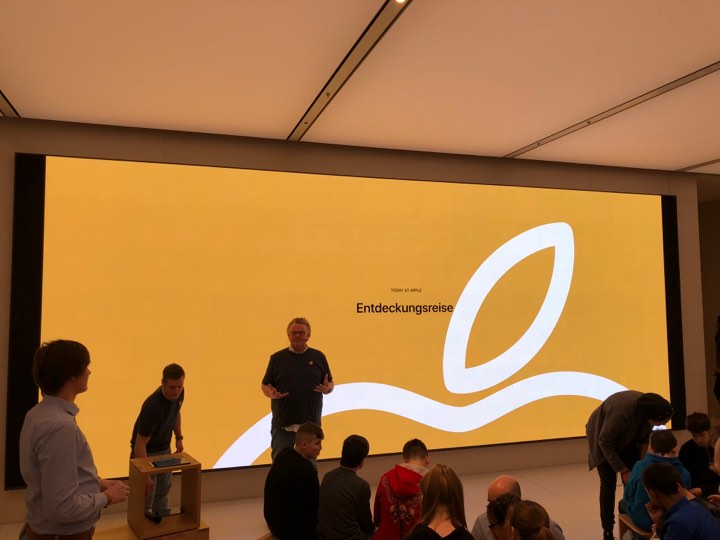 apple store presentation screen