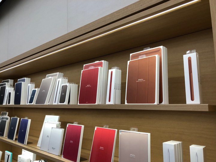 apple store product display