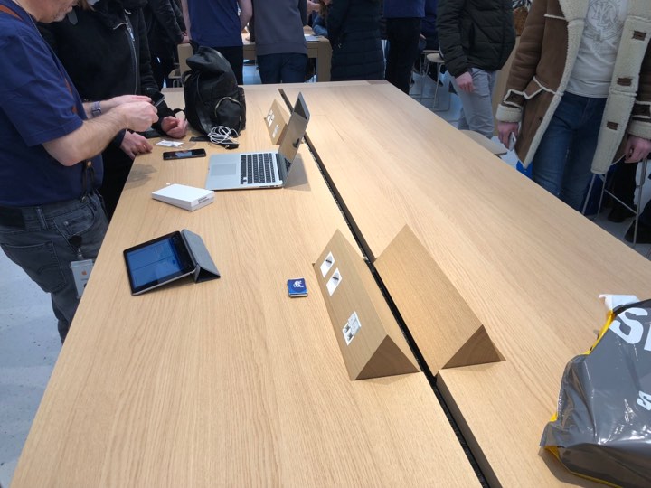 apple store tablet laptop display