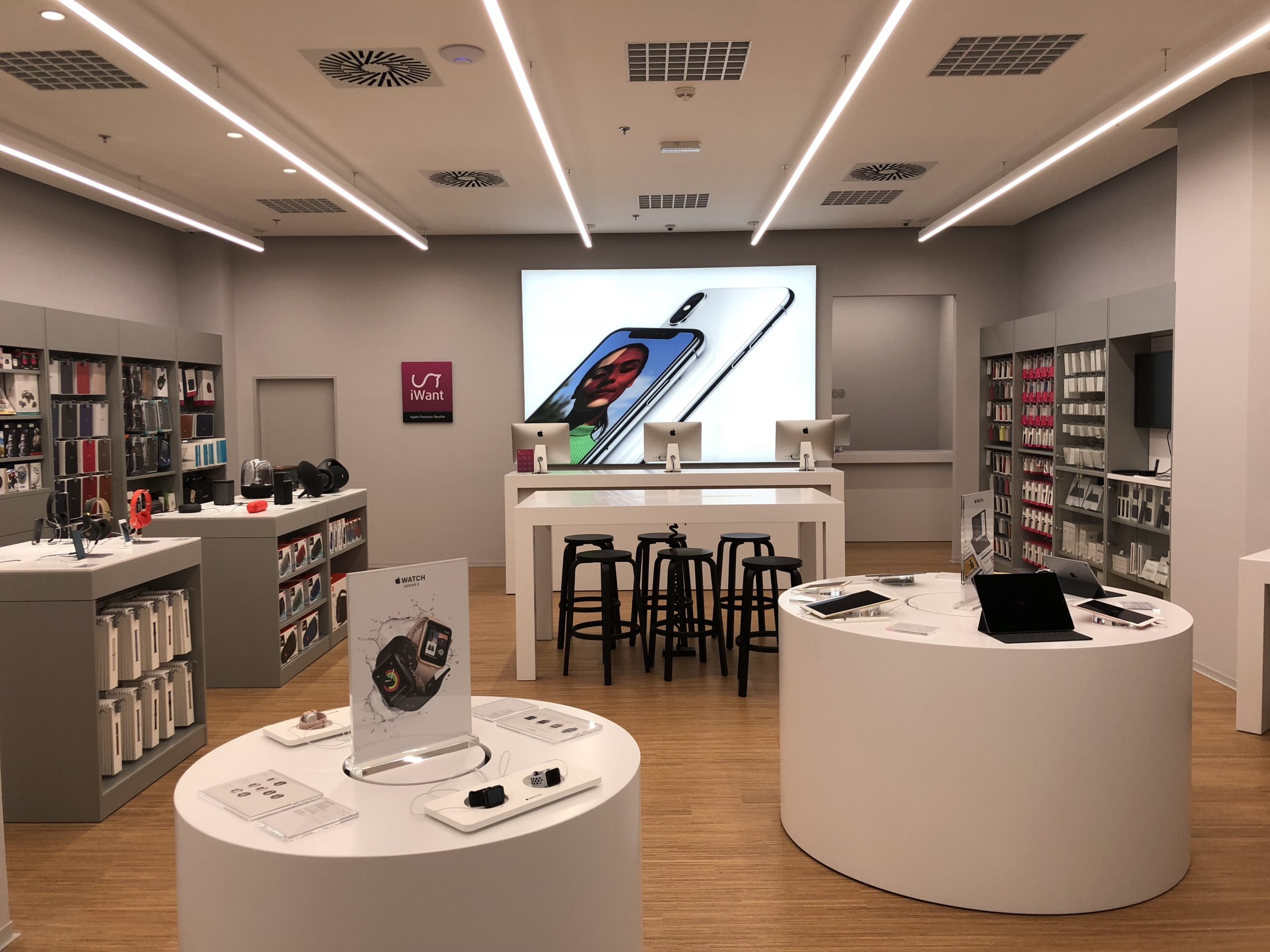 iwant store interior view