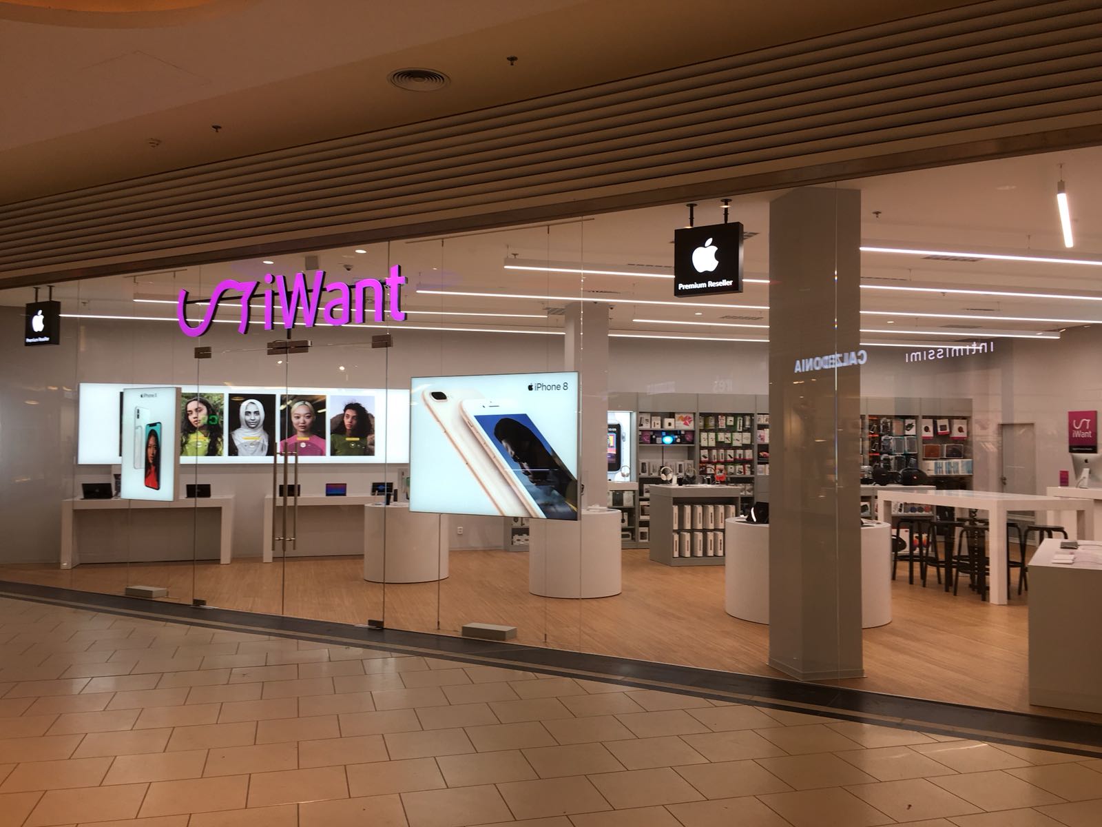 iwant storefront display