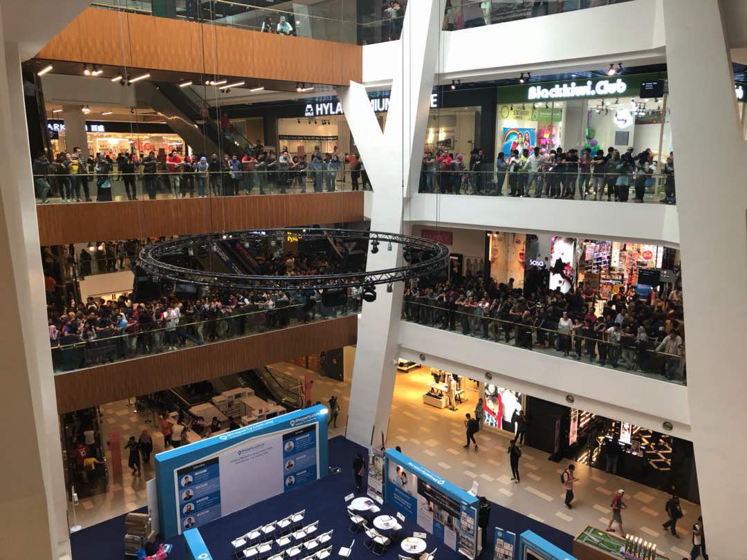 shopping mall crowd aerial view