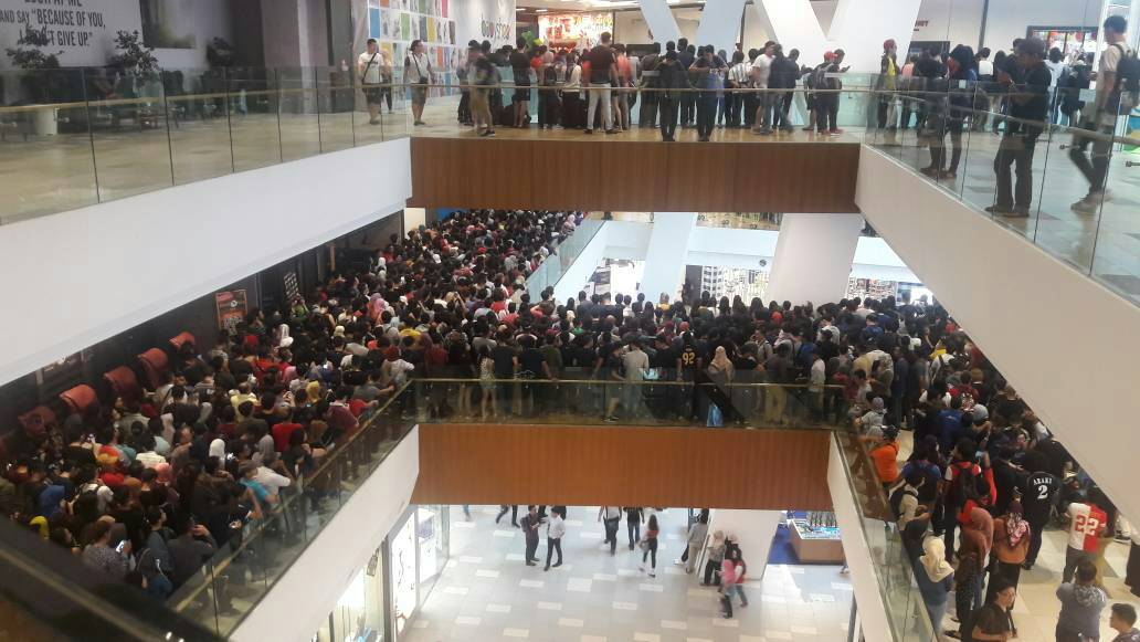 shopping mall crowd top view