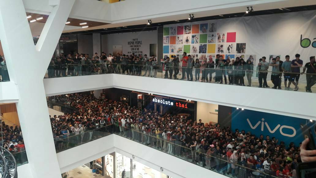 shopping mall crowd