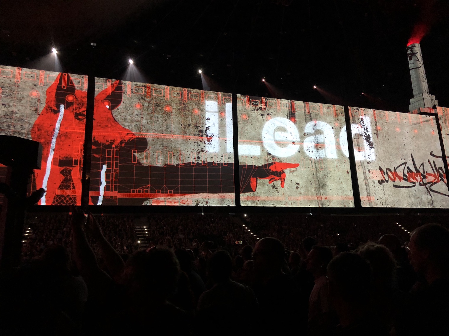 concert stage lead text