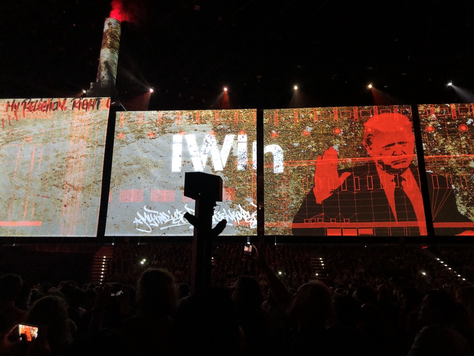 concert stage win text