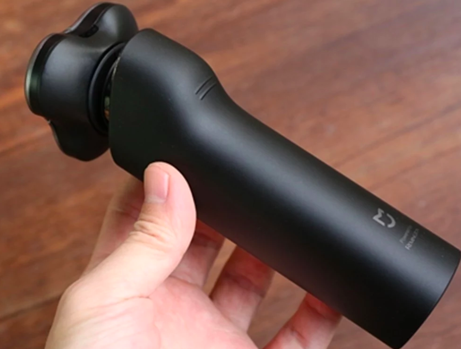 hand holding electric shaver